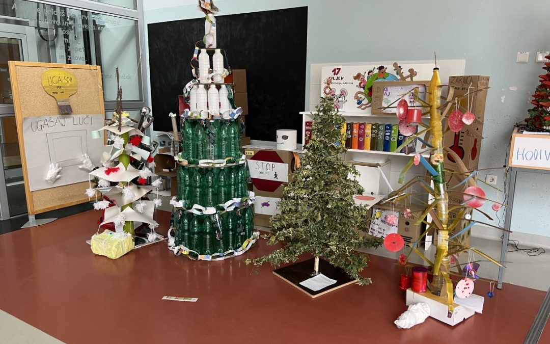 Božično – novoletna drevesa iz odpadnih materialov